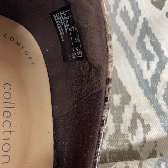 Clarks Illeana Tulip
Pointed Toe Pump Taupe
Snake Synthetic - Picture 7 of 7